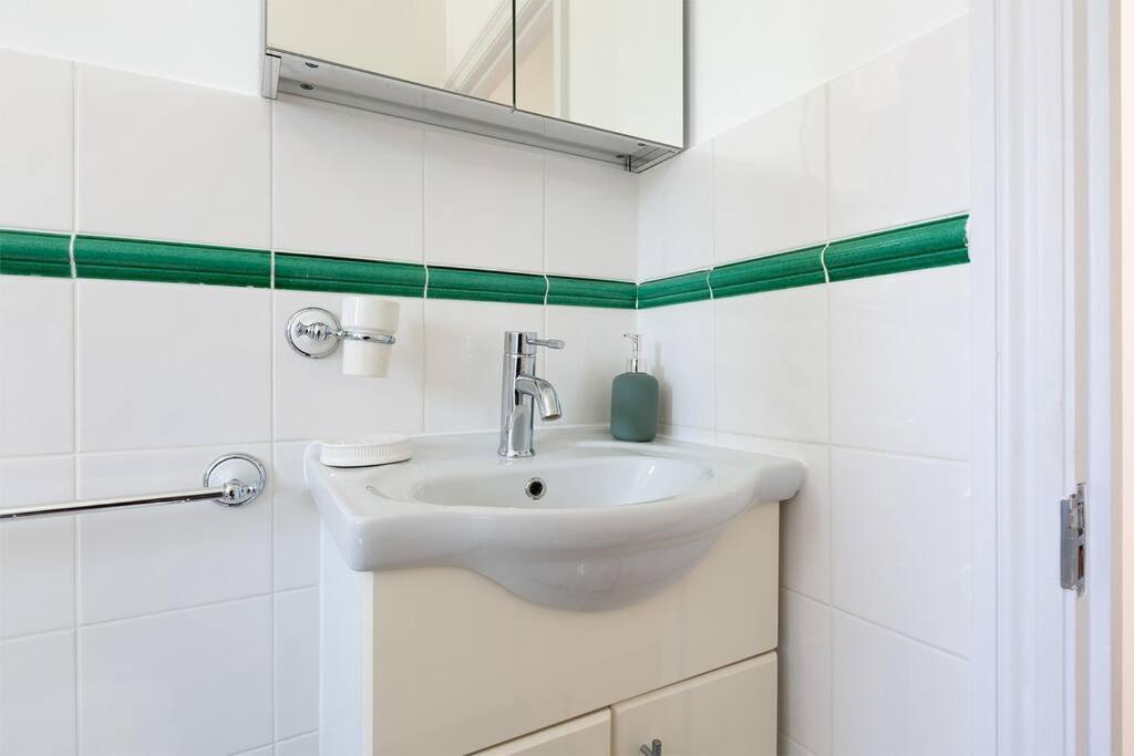 לונדון Spacious 3 Bedroom Flat With Terrace מראה חיצוני תמונה