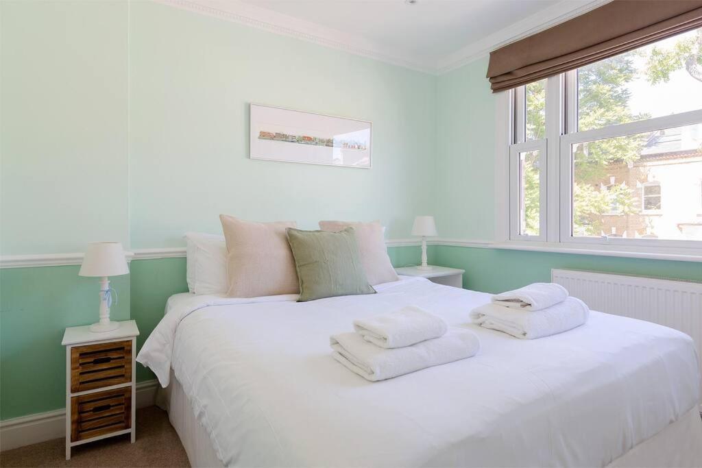 לונדון Spacious 3 Bedroom Flat With Terrace מראה חיצוני תמונה